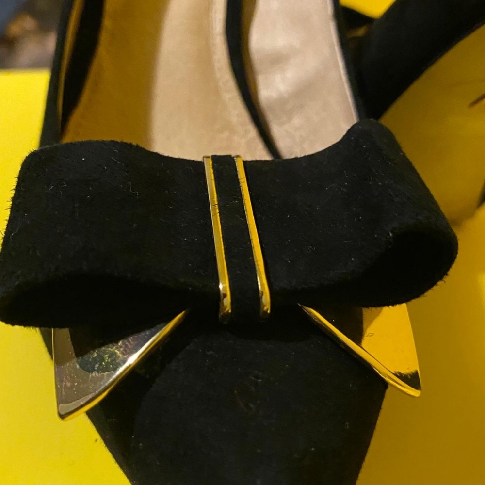 LOUISE et CIE Black Leather Suede Heels Gold Trim Bow Pointed Toe Pump Size: 8B - Picture 5 of 8